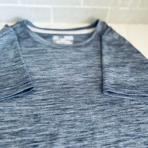 Under Armour heat gear blue/gray Short Sleeve shirt. euc